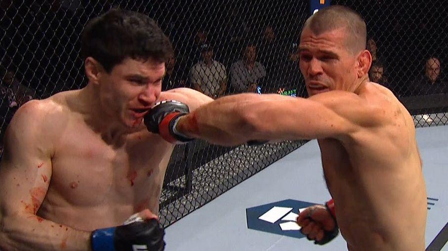 Mike Malott cracks Mickey Gall with a hook. Credit to: ESPN.