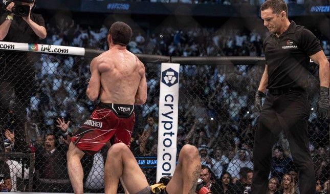 Islam Makhachev fulfills father's plan and becomes the Lightweight champion, submitting Charles Oliveira. Credits to: Craig Kidwell, USA TODAY Sports