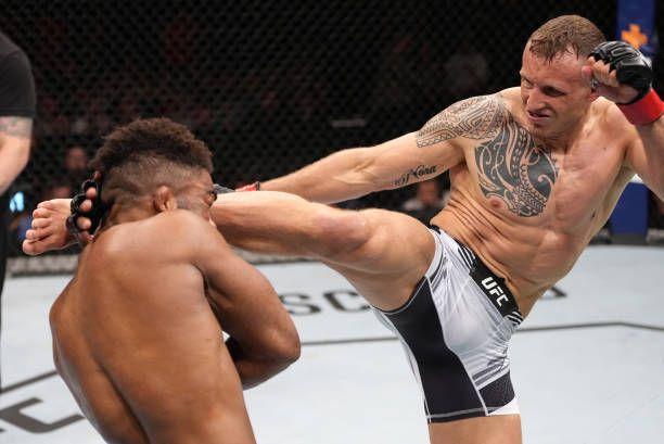 Jack Hermansson throws a head kick against Chris Curtis. Credits to: Jeff Bottari-Zuffa LLC.