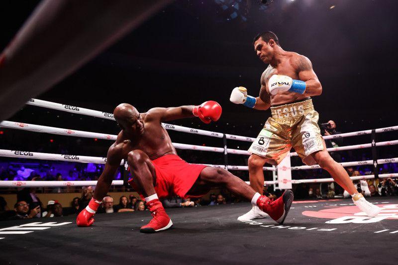 Vitor Belfort knocking out Evander Holyfield in his boxing debut. Credits to: Amanda Westcott - Triller Fight Club.