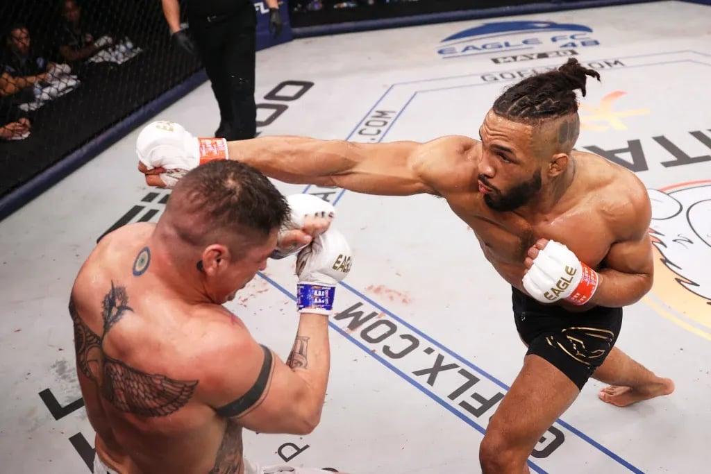 Kevin Lee beating Diego Sanchez in the main event of Eagle FC 46. Credits to: Ryan Loco - Eagle FC.