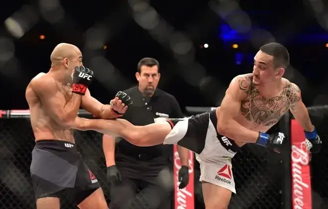 Max Holloway throwing a spinning back kick against José Aldo during his title bout. Credits to: Jason Silva - USA TODAY Sports.