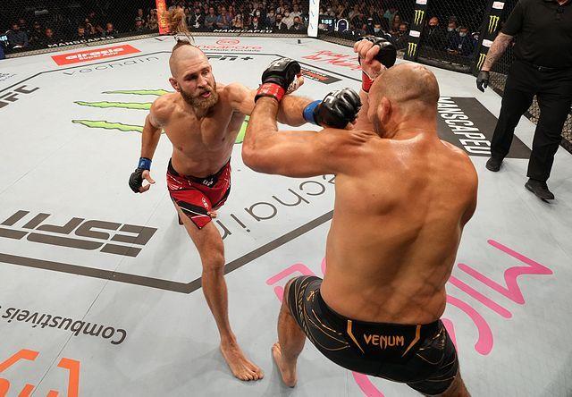 Jiří Procházka and Glover Teixeira engage in a fight of the year contender. Credit: Getty/UFC