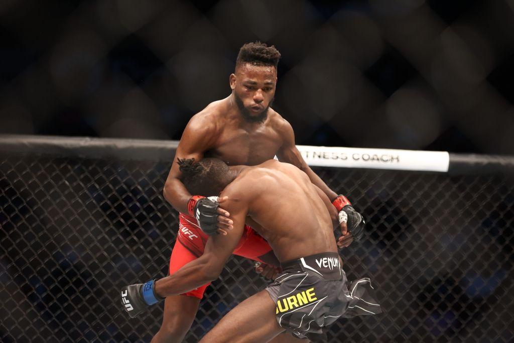 Manel Kape landing a flying knee on Ode Osborne at UFC 265. Credits to:  Troy Taormina - USA TODAY Sports.