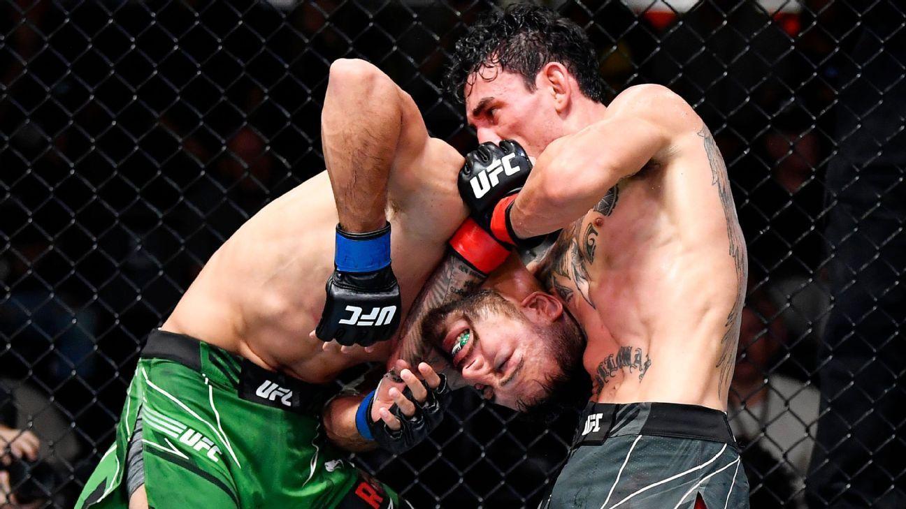 Max Holloway holding a tight guillotine on Yair Rodriguez. Credits to: Zuffa LLC.