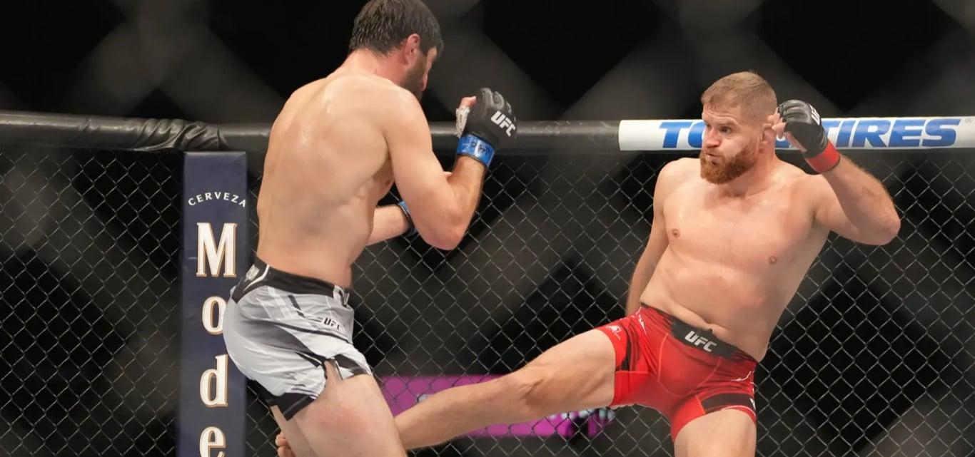 Jan Błachowicz kicking the legs of Magomed Ankalaev at UFC 282. Credits to: Stephen R. Sylvanie - USA TODAY Sports.