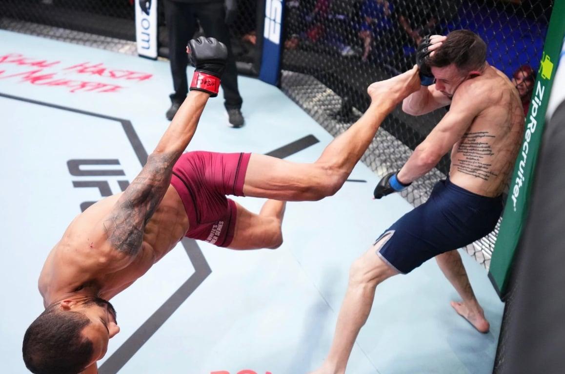 Salvador throws a flashy kick mid-fight. Credits to: Chris Unger/Zuffa LLC
