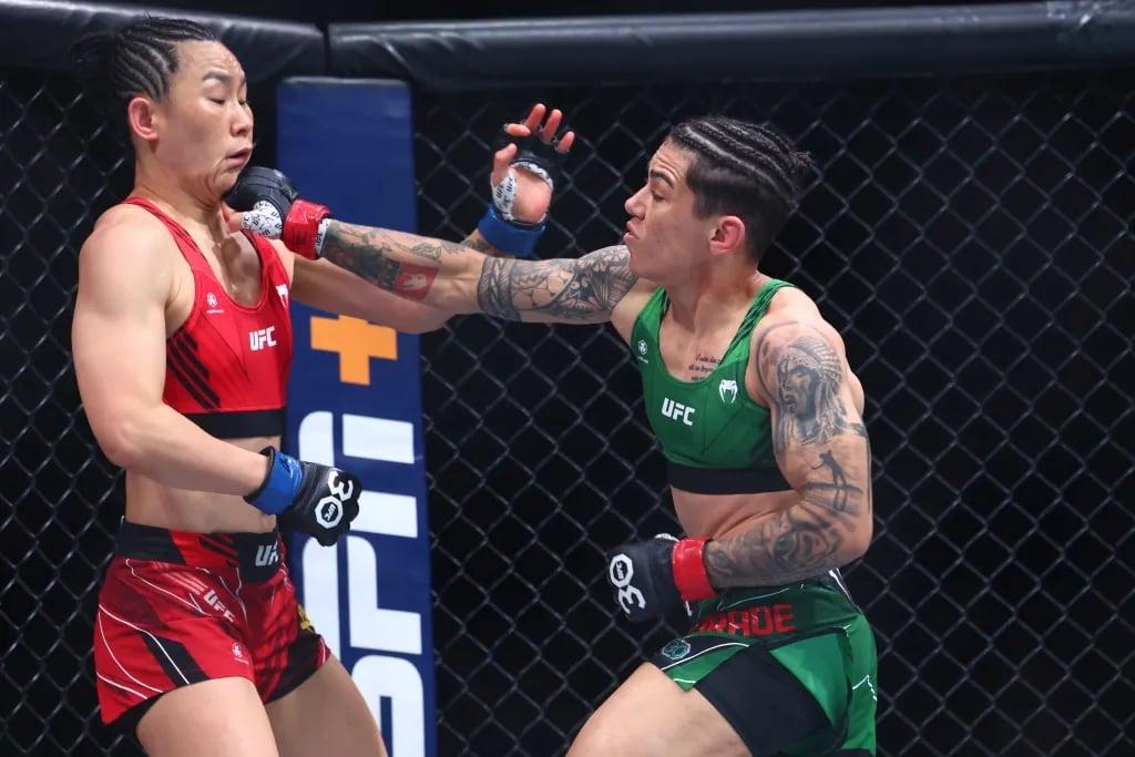 Jessica Andrade landing against Yan Xiaonan at UFC 288. Credits to: Ed Mulholland - USA TODAY Sports.
