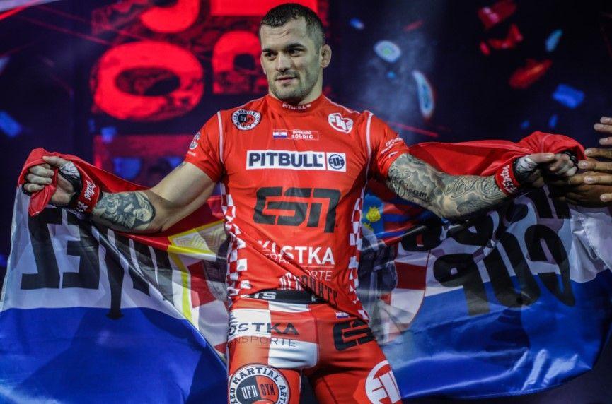 Roberto Soldic representing Croatia with his flag. Credits to: ONE Championship.