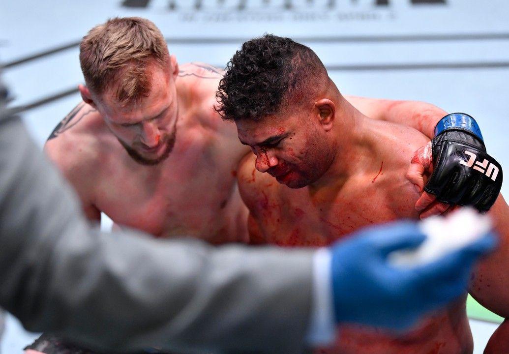 Alexander Volkov consoling Alistair Overeem after his defeat. Credits to: Chris Unger - Zuffa LLC.