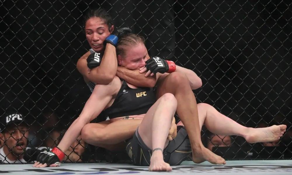 Taila Santos attempting to submit Valentina Shevchenko at UFC 285. Credits to: Farah Hannoun - MMAJunkie.