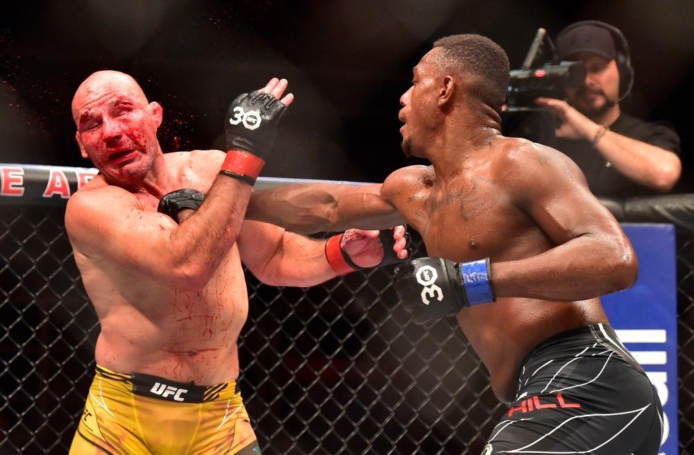 Jamahal Hill piecing up Glover Teixeira at UFC 283. Credits to: Jason da Silva - USA TODAY Sports.