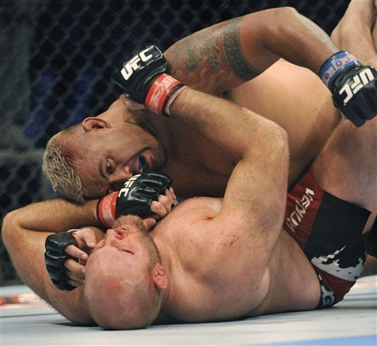 Mark Hunt puts a beating on an exhausted Ben Rothwell. Credit: San Diego Union-Tribune.
