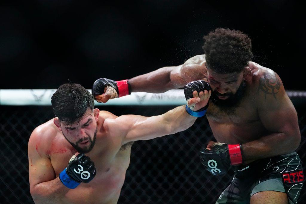 Kelvin Gastelum going to war with Chris Curtis. Credits to: Rich Storry - USA TODAY Sports.