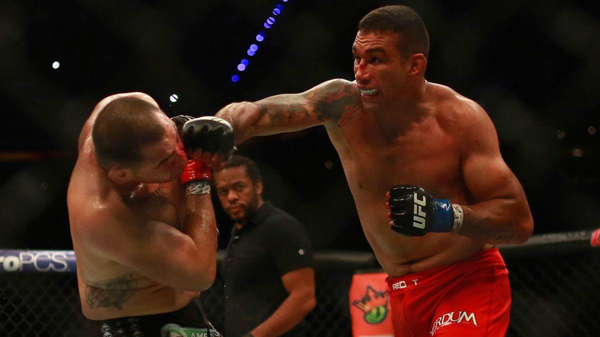 Fabrico Werdum batters an exhausted Cain Velasquez. Credit: Sports Illustrated.