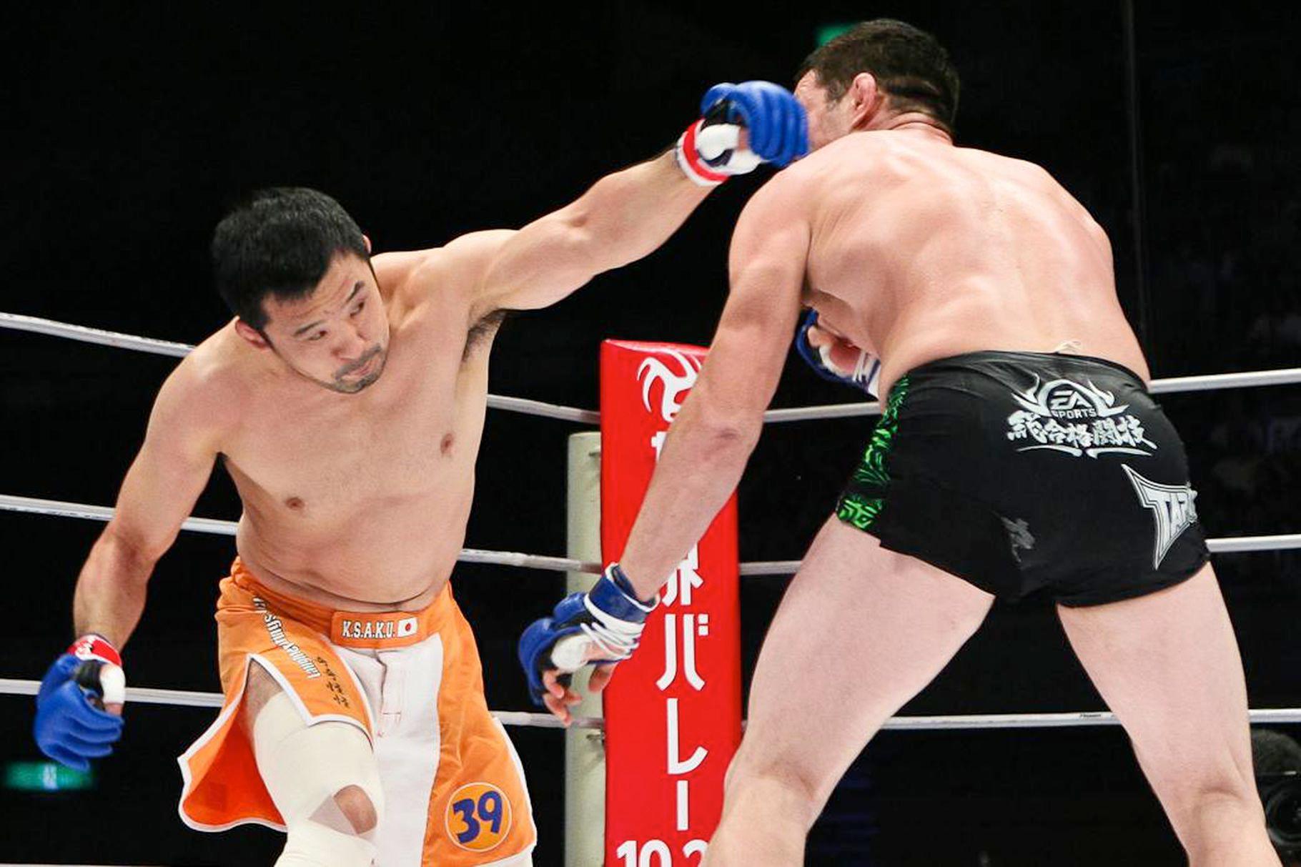 Kazushi Sakuraba throwing an overhand left. Credits to: Daniel Herbertson-MMA Fighting.