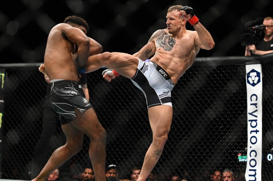 Jack Hermansson rips the body of Chris Curtis. Credits to: Per Halijestam-USA TODAY Sports