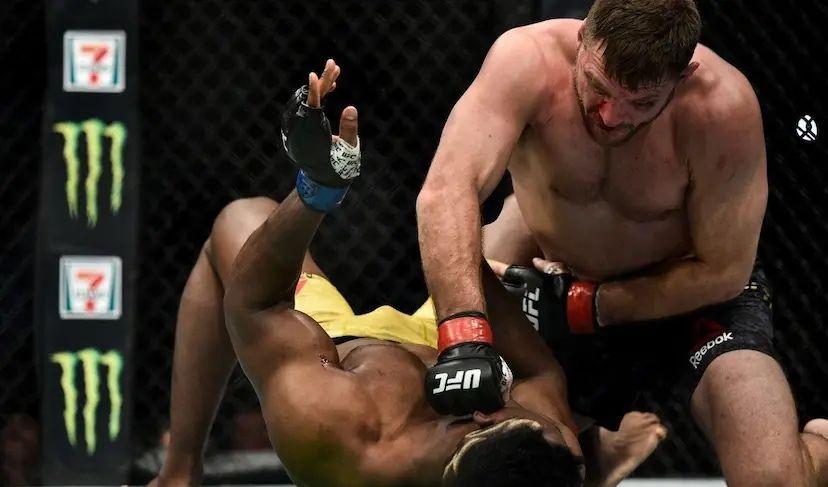 Stipe Miocic controlling Francis Ngannou on the ground en route to a decision victory. Credits to: Brandon Magnus - Zuffa LLC.