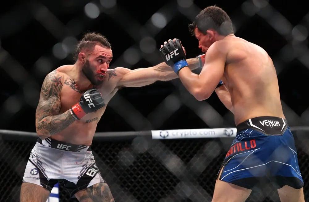 Shane Burgos scrapping with Calvin Kattar in one of his many FOTN bouts. Credits to: Bob DeChiara - USA TODAY Sports.
