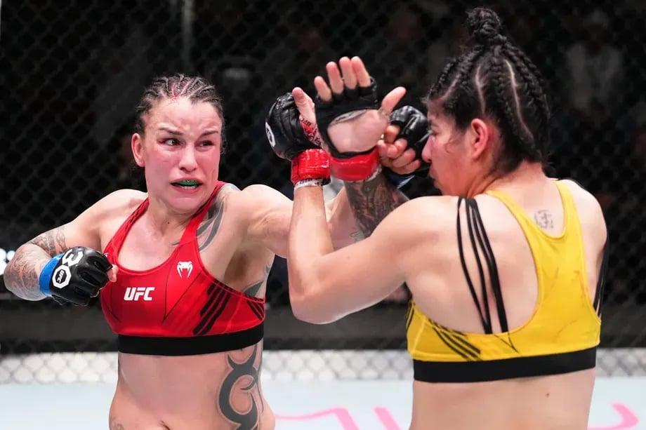 Raquel Pennington outstriking Ketelin Viera on her way to a split-decision victory. Credits to: Chris Unger - Zuffa LLC.