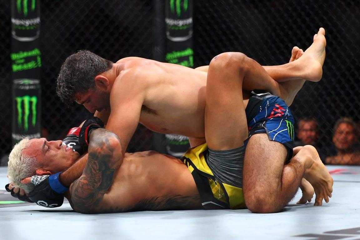 Beneil Dariush grappling with Charles Oliveira at UFC 289. Credits to: Sergei Belski - USA TODAY Sports.