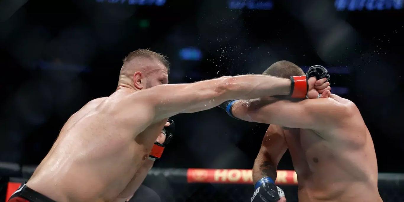 Marcin Tybura brawling with Alexander Romanov at UFC 278. Credits to: Jeffrey Swinger - USA TODAY Sports.
