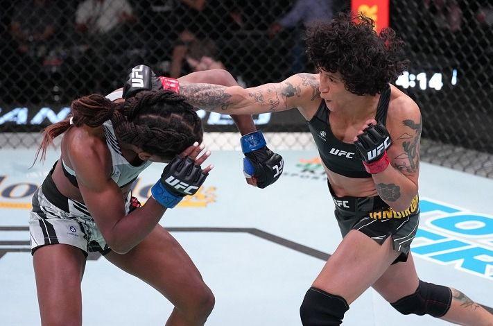 Virna Jandiroba striking against Angela Hill at UFC Fight Night: Blachowicz vs. Rakic. Credits to: Jeff Botari - Zuffa LLC.