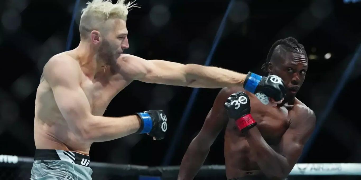Dan Hooker fighting Jalin Turner at UFC 290. Credits to: Stephen R. Sylvanie - USA TODAY Sports.