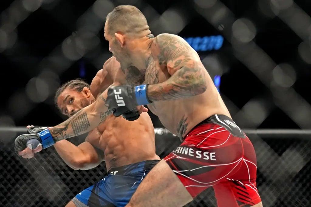 Yohan Lainesse landing on Darian Weeks at UFC 279. Credits to: Joe Camporeale - USA TODAY Sports.