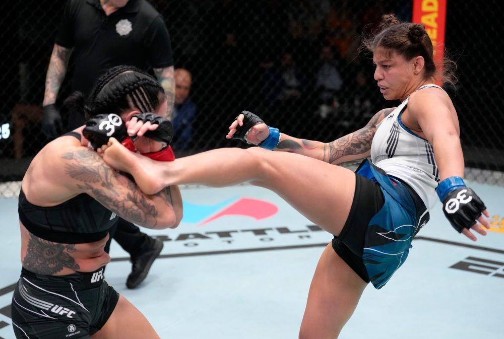 Mayra Bueno Silva demonstrating her striking before securing the submission in her last outing. Credits to: Jeff Botari - Zuffa LLC.