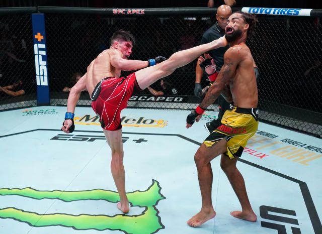 Ignacio Bahamondes knocks out Roosevelt Roberts with a spinning kick. Credit: ESPN.