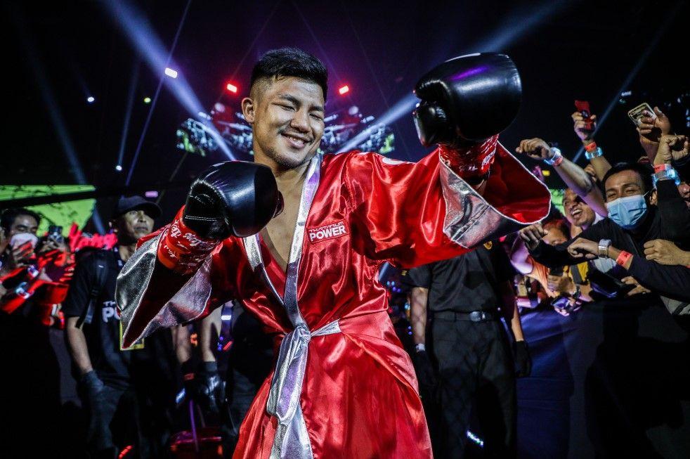 Rodtang Jitmuangnon embracing the fans in his walkout. Credits to: ONE Championship.