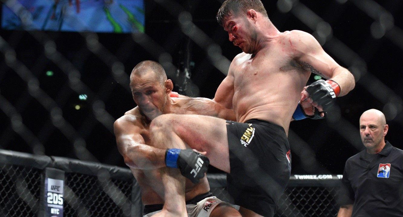 Michael Bisping kneeing Dan Henderson during his Middleweight title defence at UFC 204. Credits to: Haljestam - USA TODAY Sports.