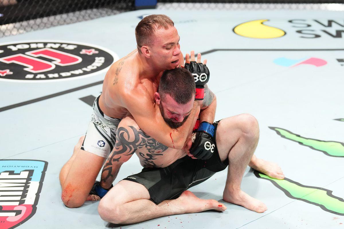 Nate Landwehr locks in a rear naked choke on Austin Lingo. Credit: MMA Fighting.
