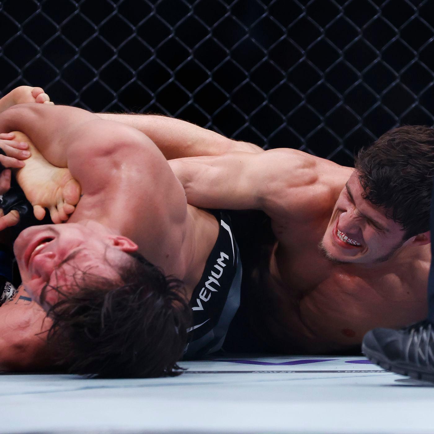 Diego Lopes applies a kneebar to Movsar Evloev. Credit: MMA Fighting.