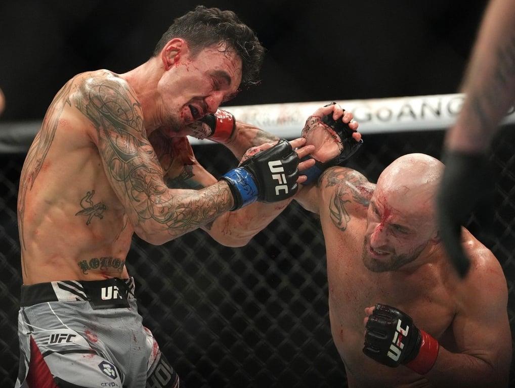 Alexander Volkanovski closes out the rivalry with Max Holloway in dominant fashion. Credits to: Stephen R. Sylvanie-USA TODAY sports