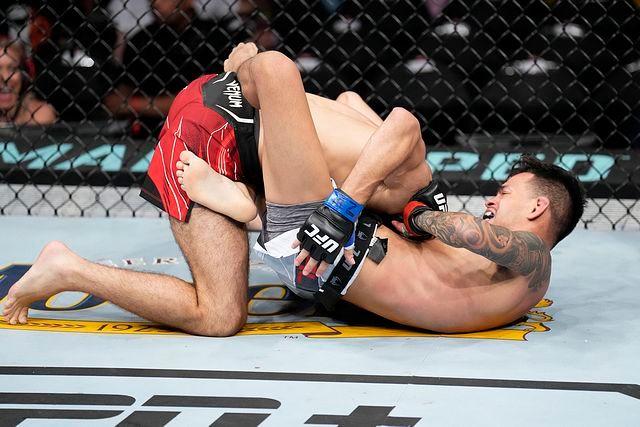 Brandon Royval securing a guillotine choke against Matt Schnell at UFC 274. Credits to: Zuffa LLC.