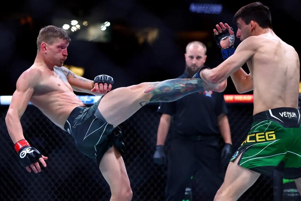 David Dvořák throwing a teep against Steve Erceg at UFC 289. Credits to: Sergei Belski - USA TODAY Sports.