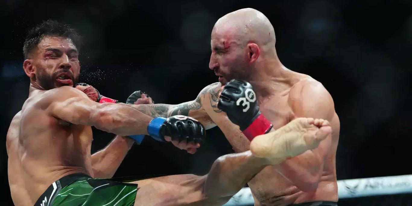 Alexander Volkanovski cracking Yair Rodriguez at UFC 290, his last win. Credits to: Stephen R. Sylvanie - USA TODAY Sports.