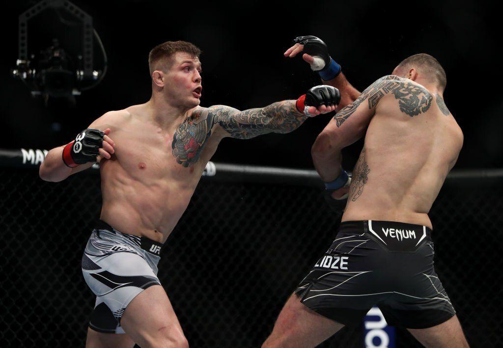 Marvin Vettori throws a punch against Roman Dolidze at UFC 286. Credits to: Kieran Cleeves - Zuffa LLC