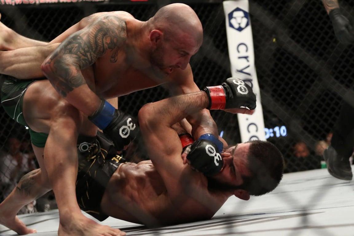 Alexander Volkanovski pounding Islam Makhachev on the ground at UFC 284 in Perth, Australia. Credits to: Jasmin Frank - USA TODAY Sports.