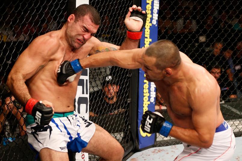 Dan Henderson catching Mauricio Rua with a right hand. Credits to: Thomas Gerbas - UFC.