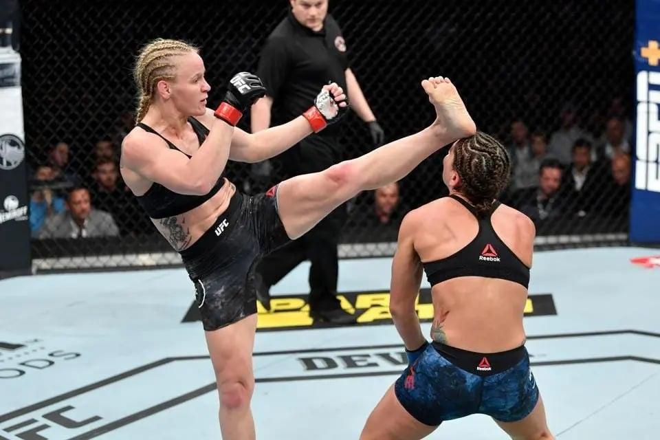 Valentina defends her Flyweight title with an incredible head kick knockout against Jessica Eye. Credits to: Jeff Bottari-Getty Images