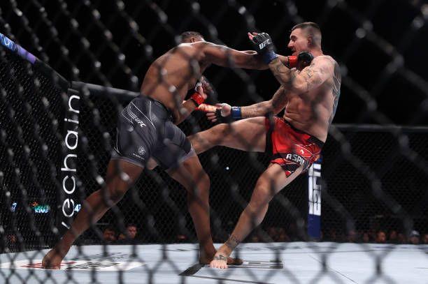 Curtis Blaydes lands a straight-right on Tom Aspinall. Credits to: Julian Finney-Zuffa LLC.