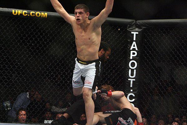 Joe Lauzon defeating former UFC Champion Jens Pulver in his UFC debut. Credits to: Getty Images